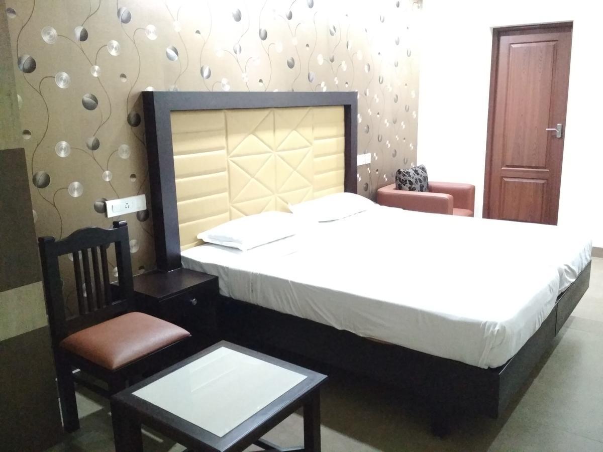 Hotel Rukmini Alwaye エクステリア 写真