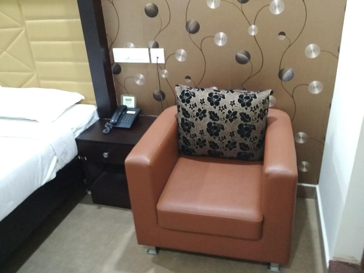 Hotel Rukmini Alwaye エクステリア 写真